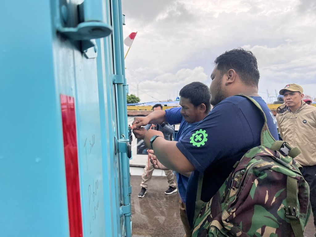 Petugas membuka gembok truk berisi logistik pemilu di Pelabuhan Paotere, Makassar, Minggu (11/2/2024). Logistik ini akan didistribusikan ke pulau-pulau di Kecamatan Kepulauan Sangkarrang, Makassar.