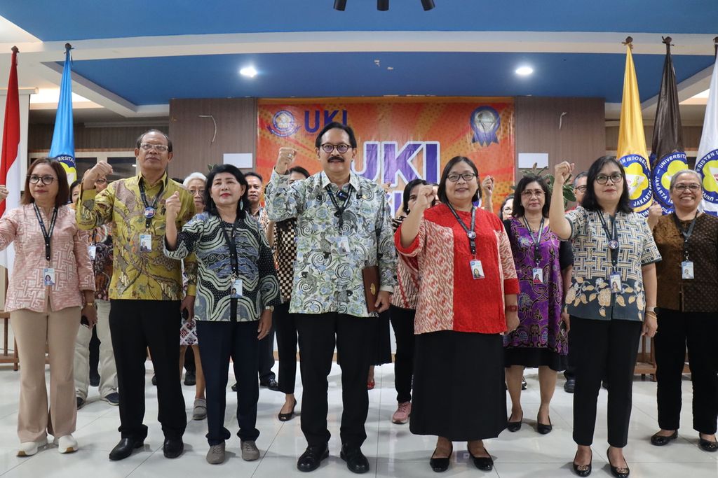 Rektor Universitas Kristen Indonesia (UKI) Dhaniswara K Harjono (tengah) bersama guru besar dan dosen menyatakan sikap atas kondisi politik terkini di Gedung AB Ruang Seminar UKI, Jakarta, Selasa (6/2/2024).