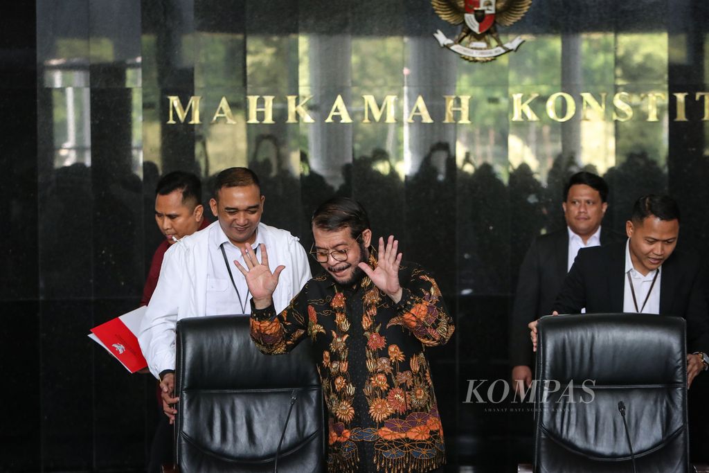 Mantan Ketua Mahkamah Konstitusi (MK) Anwar Usman menyapa wartawan sebelum konferensi pers di Gedung MK, Jakarta, Rabu (8/11/2023). 
