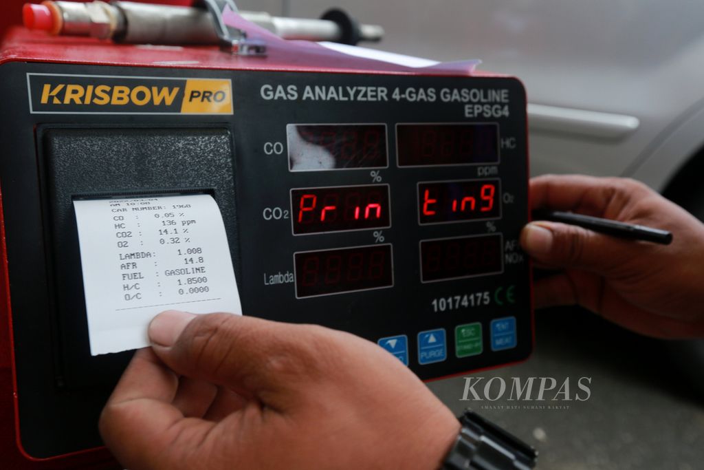 Petugas mencetak data hasil uji emisi kendaraan di halaman Kantor Kelurahan Pondok Kelapa, Jakarta Timur, Jumat (4/3/2022). 