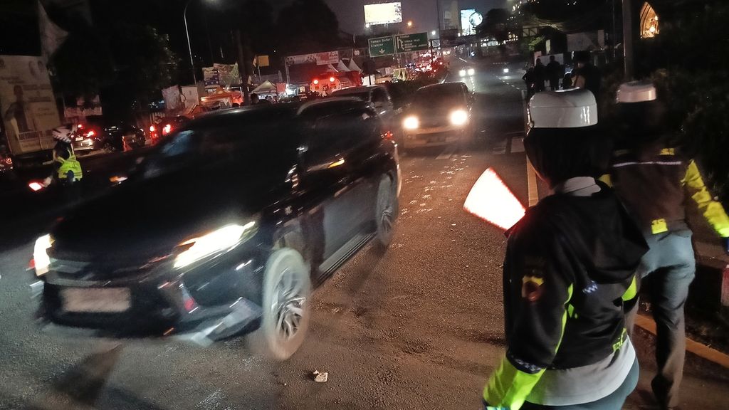 Kondisi setelah sistem satu arah dihentikan, Sabtu (13/4/2024), petugas kepolisian bersiaga dan mengatur kelancaran arus lalu lintas instansi dari dua arah di simpang Gadog.  