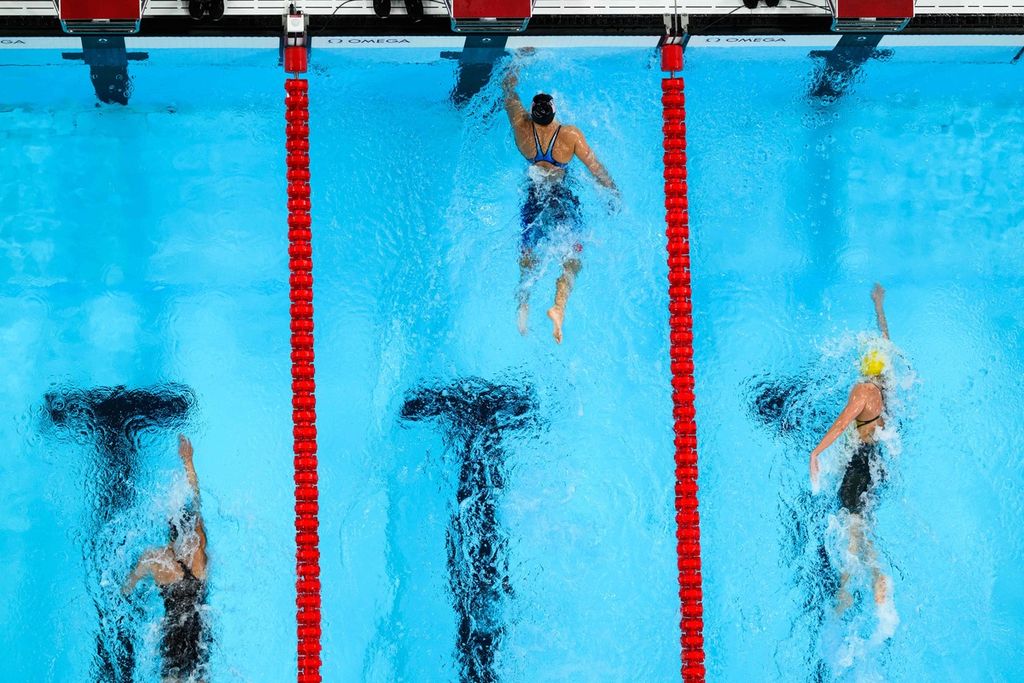 Perenang AS, Katie Ledecky (tengah), mencapai finis mendahului perenang Australia, Ariarne Titmus (kanan), dalam final 800 meter putri gaya bebas Olimpiade Paris 2024 di La Defense Arena, Paris, Sabtu (3/8/2024).