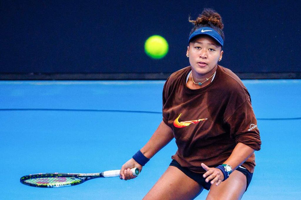 Petenis Jepang, Naomi Osaka, berlatih di Brisbane, Australia, Rabu (27/12/2023) untuk persiapan turnamen WTA 500 Brisbane.
