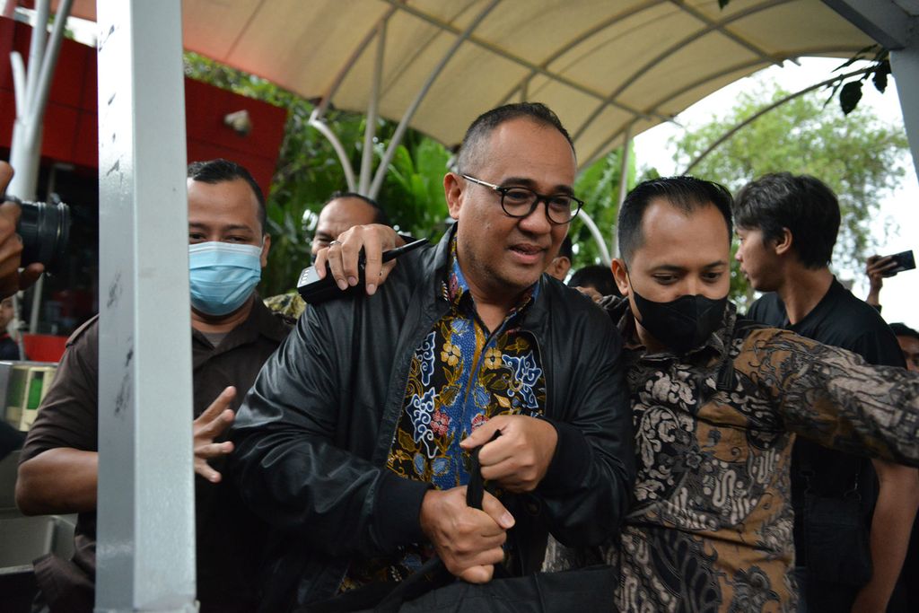 Bekas pejabat eselon III Direktorat Jenderal Pajak Kementerian Keuangan, Rafael Alun Trisambodo (tengah), berjalan menuju mobil setelah selesai diperiksa di Gedung Komisi Pemberantasan Korupsi, Jakarta, Rabu (1/3/2023). 