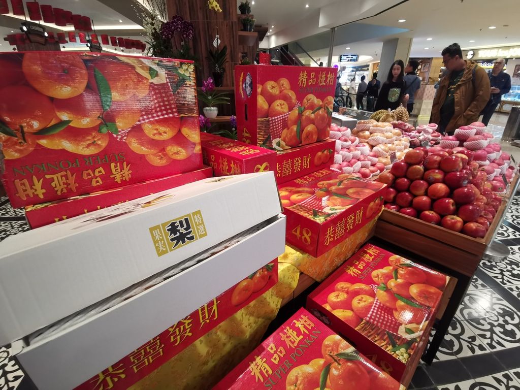 Buah-buahan dari China dijual di supermarket Kem Chicks, Pacific Place, Jakarta, Rabu (5/2/2020).
