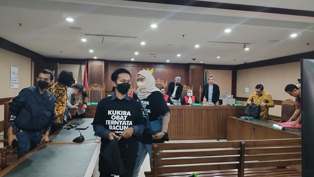 Dua orangtua korban gangguan ginjal akut progresif atipikal meninggalkan ruang persidangan setelah majelis hakim memutuskan bahwa sidang ditunda, di Pengadilan Negeri Jakarta Pusat, Selasa (7/2/2023).