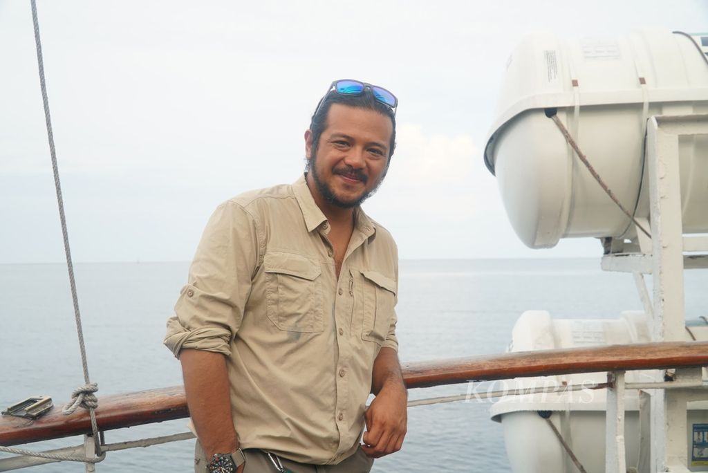 Aktor Ramon Y Tungka saat berada di KRI Dewaruci, di sekitar perairan Kepulauan Selayar, Sulawesi Selatan, Selasa (28/11/2023).  