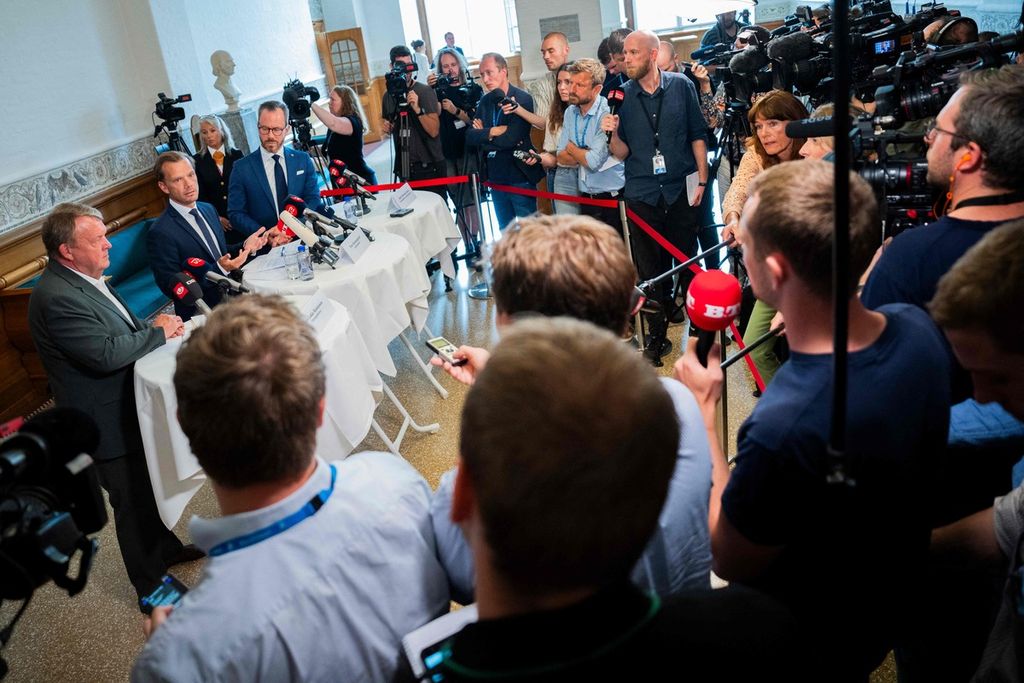 (Dari kiri ke kanan, berdiri di belakang meja) Menteri Luar Negeri Denmark Lars Loekke Rasmussen, Menteri Kehakiman Denmark Peter Hummelgaard, dan Wakil Perdana Menteri Denmark Jakob Ellemann-Jensen memaparkan rencana amandemen UU terkait pelarangan pembakaran Al-Quran kepada wartawan di Kopenhagen, Denmark, Jumat (25/8/2023).  