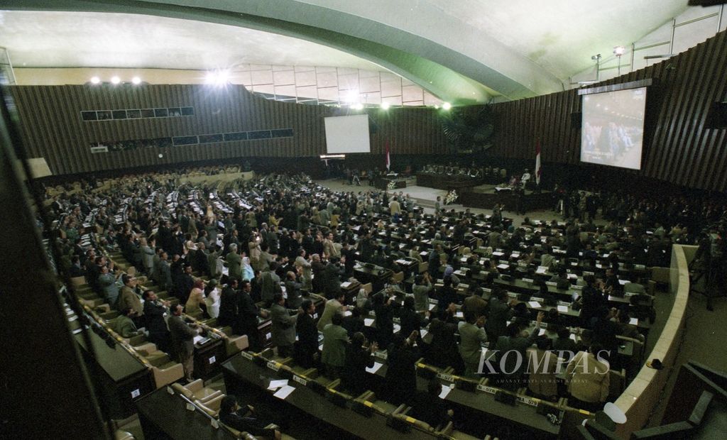  Rapat Paripurna MPR dalam rangka Sidang Istimewa MPR di Jakarta, 21 Juli 2001. 