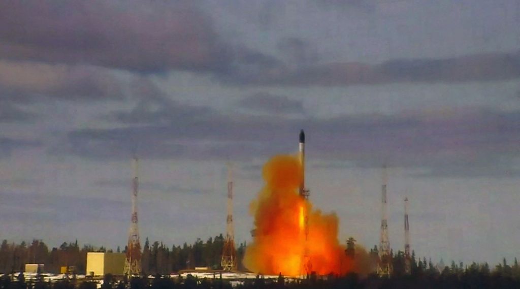 Tangkapan layar dari cuplikan video yang dirilis Kementerian Pertahanan Rusia pada 20 April 2022 yang menunjukkan peluncuran rudal balistik antarbenua Sarmat di lapangan uji coba Plesetsk, Rusia. 