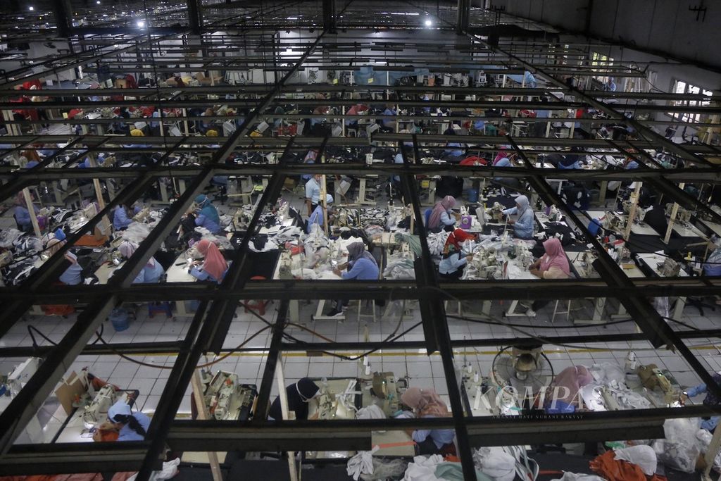 Aktivitas produksi garmen PT Pan Brothers Tbk di Kota Tangerang, Banten, Senin (27/3/2023). Dengan jumlah pekerja 30.000 orang, Pan Brothers mempunyai kapasitas produksi mencapai 117 juta potong garmen setara kaus polo per tahun. Dari jumlah tersebut, 97 persen untuk memenuhi pangsa ekspor. 