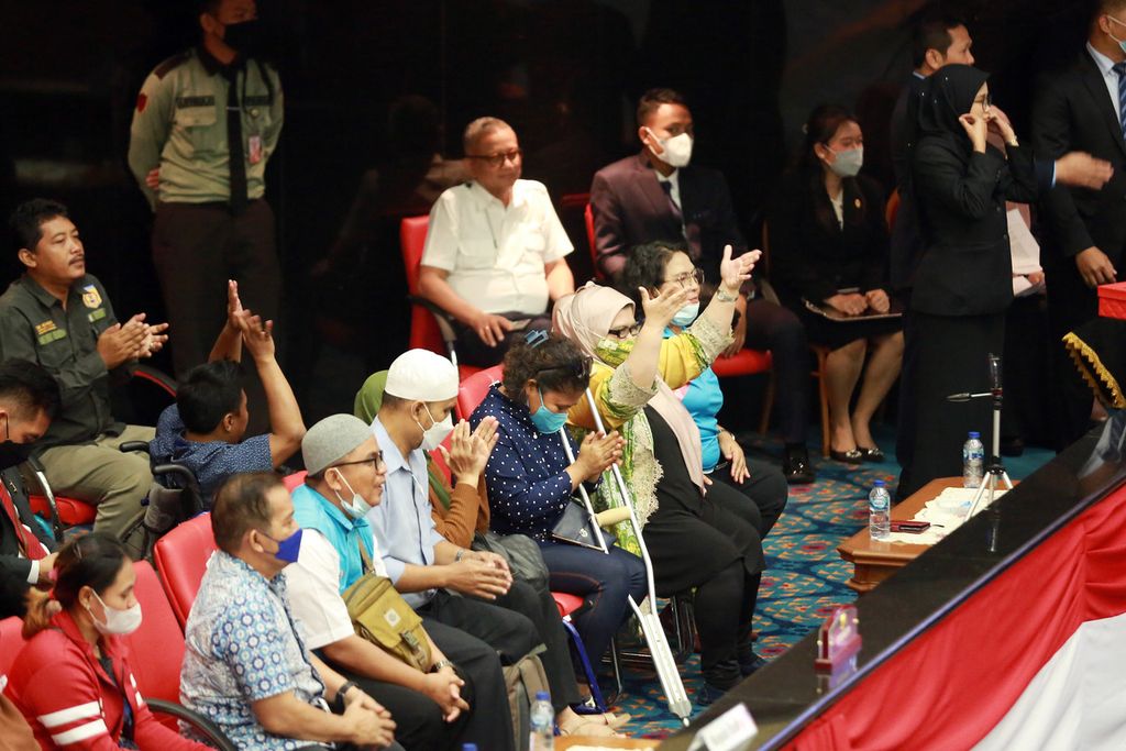 Salah seorang penyandang disabilitas yang hadir pada rapat paripurna DPRD DKI Jakarta bertepuk tangan menyambut disetujuinya pencabutan Peraturan Daerah Nomor 1 Tahun 2014 tentang Rencana Detail Tata Ruang dan Peraturan Zonasi, serta Pelaksanaan Penghormatan, Perlindungan dan Pemenuhan Hak Penyandang Disabilitas, Senin (17/10/2022). 