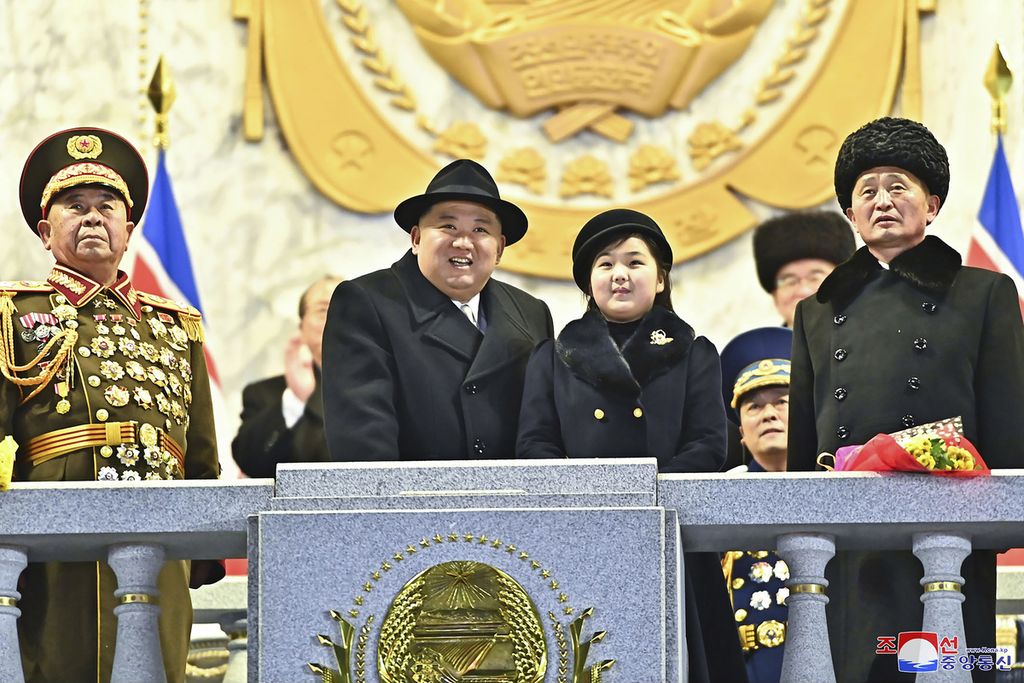Dalam foto yang disediakan oleh pemerintah Korea Utara ini, pemimpin Korea Utara Kim Jong Un bersama putrinya, Kim Ju Ae, yang berusia sekitar 10 tahun menghadiri parade militer untuk menandai peringatan 75 tahun berdirinya Korut di Lapangan Kim Il Sung di Pyongyang, Korea Utara, 8 Februari 2023. 