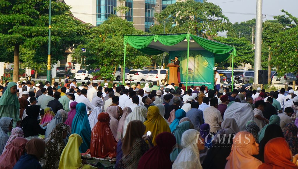 Umat Islam melaksanakan shalat Idul Fitri di Pamedan Pura Mangkunegaran, Kota Surakarta, Jawa Tengah, Jumat (21/4/2023). 