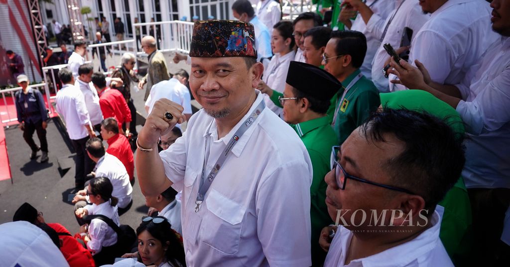 Seniman Cak Lontong bersama barisan pendukung saar pasangan bakal calon presiden dan bakal calon wakil presiden Ganjar Pranowo dan Mahfud MD mendaftarkan diri dalam Pilpres 2024 di Kantor Komisi Pemilihan Umum, Jakarta, Kamis (19/10/2023). Para pendukungnya pun mengiringi pasangan tersebut mendaftarkan diri sebagai capres-cawapres dalam Pemilu 2024. 