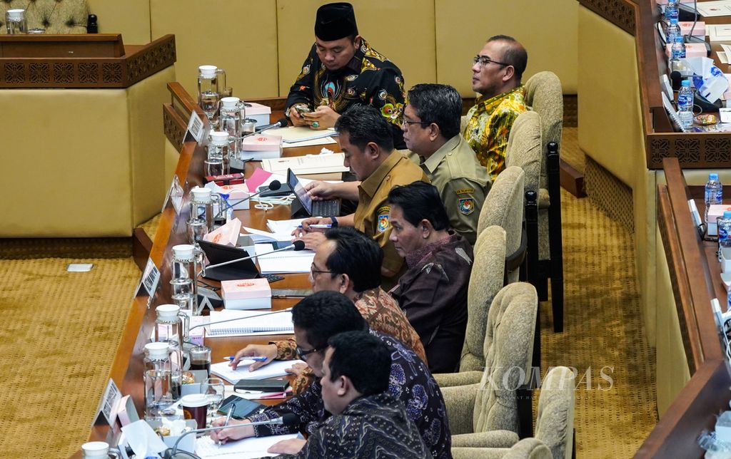 Badan Pengawas Pemilu (Bawaslu), Komisi Pemilihan Umum (KPU), Dewan Kehormatan Penyelenggara Pemilu (DKPP), dan Perwakilan Kemendagri saat mengikuti rapat dengar pendapat dengan Komisi II DPR di Ruang Rapat Komisi II DPR, Jakarta, Selasa (15/11/2022). 