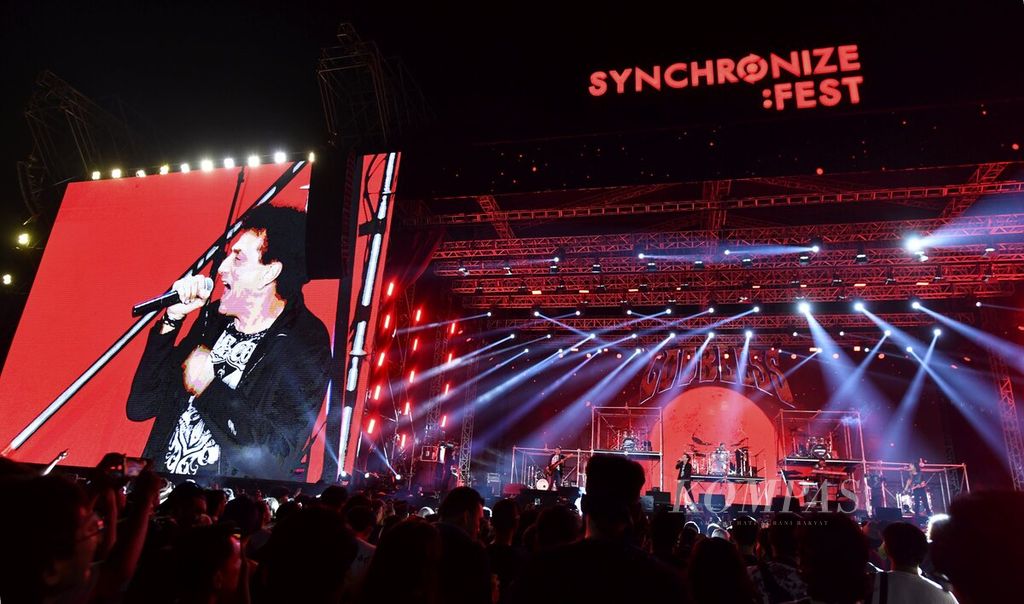 Band rock legendaris God Bless tampil dalam ajang Synchronize Festival 2023 di Gambir Expo Kemayoran, Jakarta, Sabtu (2/9/2023). Penampilan band yang beranggotakan Achmad Albar (vokal), Ian Antono (gitar), Donny Fattah (bas), Abadi Soesman (kibor), dan Fajar Satritama (drum) itu mengusung tema God Bless 50 tahun. 
