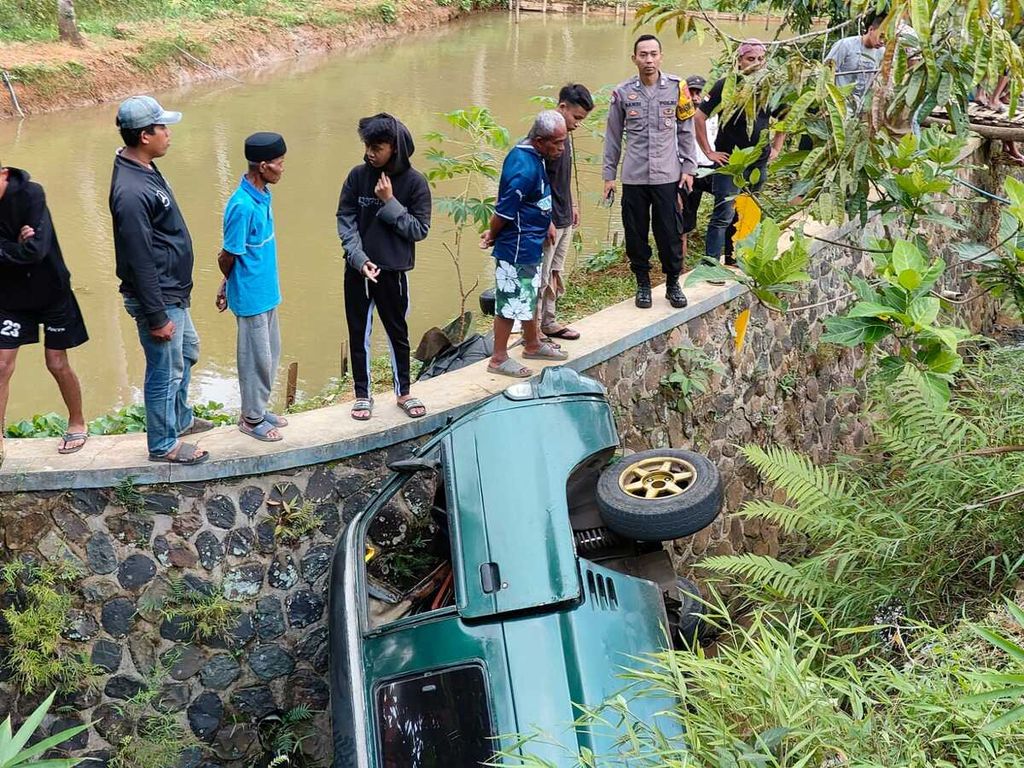 Sebuah minibus yang mengangkut 17 orang terperosok masuk ke dalam parit sedalam 10 meter di Desa Bojong, Kecamatan Banjarwangi, Kabupaten Garut, Jawa Barat, Senin (1/4/2024).