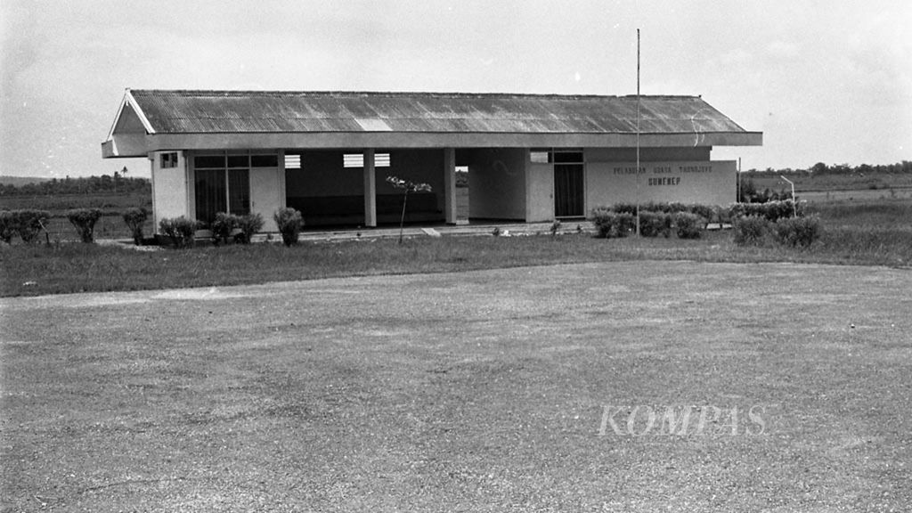 Bandar udara Trunojoyo dan landas pacu di Sumenep, Madura, Jawa Timur, Februari 1986.