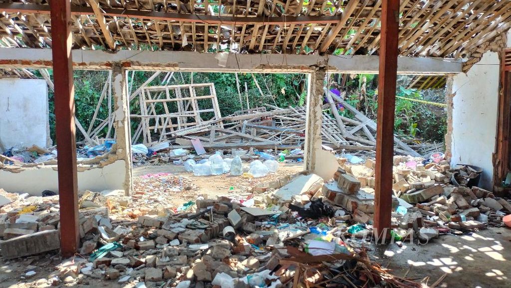 Rumah EBW di Desa Jebengsari, Kecamatan Salaman, Kabupaten Magelang, rusak berat karena terdampak ledakan bahan mercon, Kamis (20/4/2023).