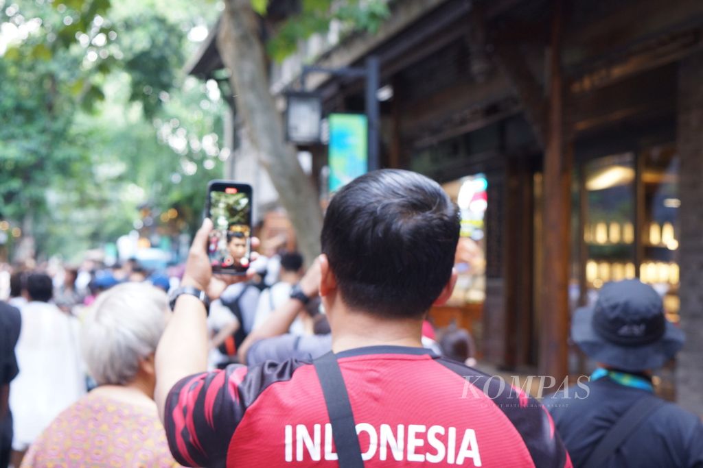 Salah satu ofisial Indonesia merekam aktivitasnya di Kuanzhai Alley, Chengdu, China, Selasa (8/8/2023).