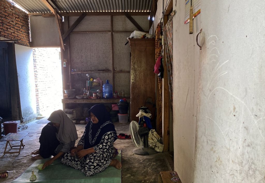 Suasana rumah Dewi (34), salah satu warga miskin ekstrem di Desa Cipelem, Kecamatan Bulakamba, Kabupaten Brebes, Jawa Tengah, Jumat (8/10/2021). Di desa itu, ada sekitar 8.000 orang atau sekitar 71 persen yang berpenghasilan kurang dari Rp 340.000 ribu per bulan atau tergolong miskin esktrem. Sebagian dari mereka tinggal di rumah tidak layak huni, tidak memiliki akses terhadap air dan listrik serta tidak memiliki jamban.