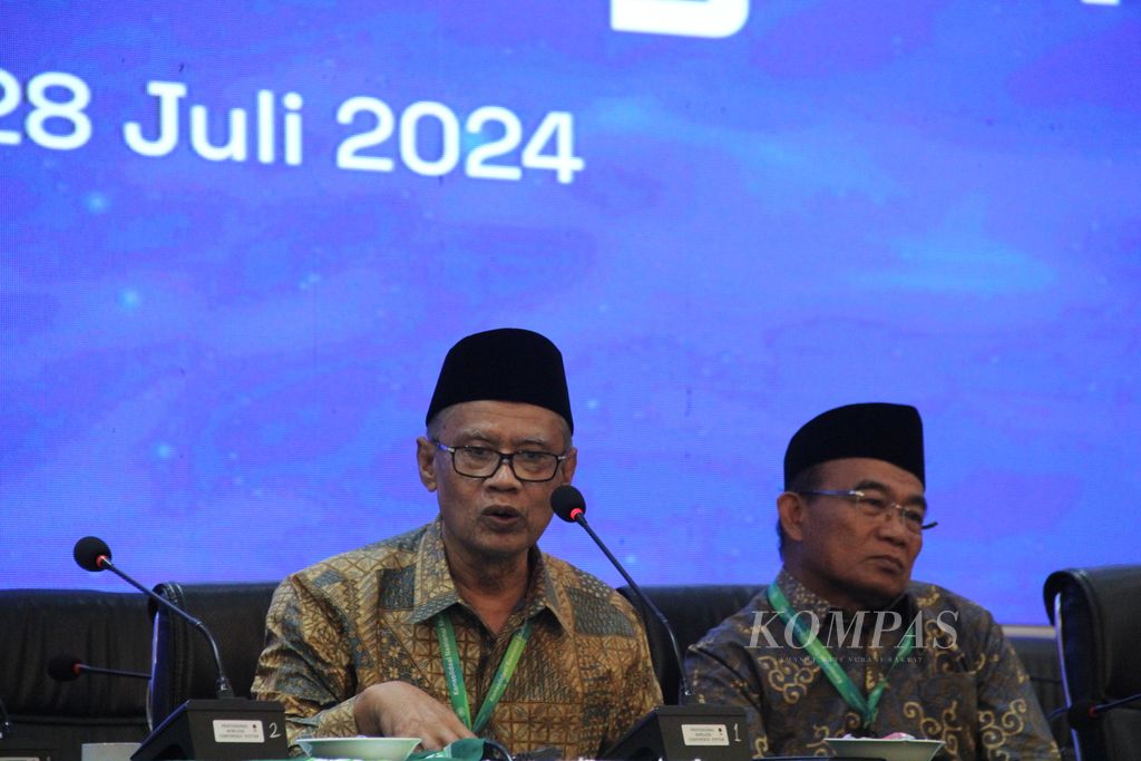 Ketua Umum Pimpinan Pusat Muhammadiyah Haedar Nashir (kiri) dengan didampingi Ketua PP Muhammadiyah Bidang Ekonomi, Bisnis, dan Industri Halal Muhadjir Effendy dalam konferensi pers seusai Konsolidasi Nasional Muhammadiyah, Minggu (28/7/2024), di Convention Hall Masjid Walidah Dahlan Universitas Aisyiyah Yogyakarta, Sleman, DIY.