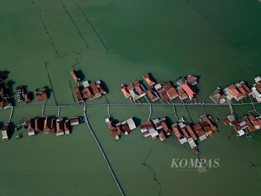 Permukiman warga yang masih terus bertahan dengan keadaan rumahnya yang setiap saat tenggelam saat pasang air laut di Desa Timbulsloko, Kecamatan Sayung, Kabupaten Demak, Jawa Tengah, Selasa (16/5/2023). 
