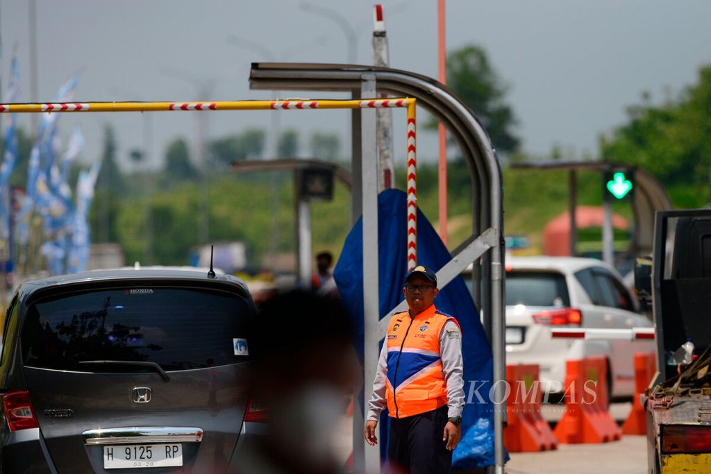 Petugas sibuk mengarahkan kendaraan agar tidak terjadi penumpukan saat memasuki Gerbang Tol Kalikangkung yang arus lalu lintasnya mulai padat di Kota Semarang, Jawa Tengah, Sabtu (23/12/2023). 