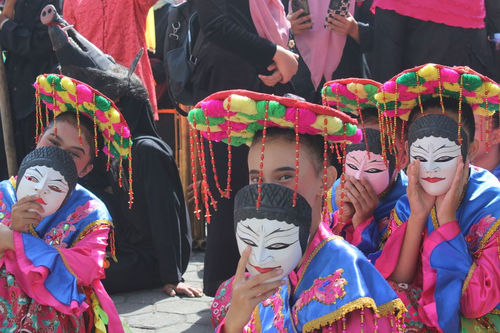 Sejumlah penari topeng betawi bersiap di Lapangan Sidolig, Kota Bandung, Jawa Barat, Selasa (27/8/2024). 