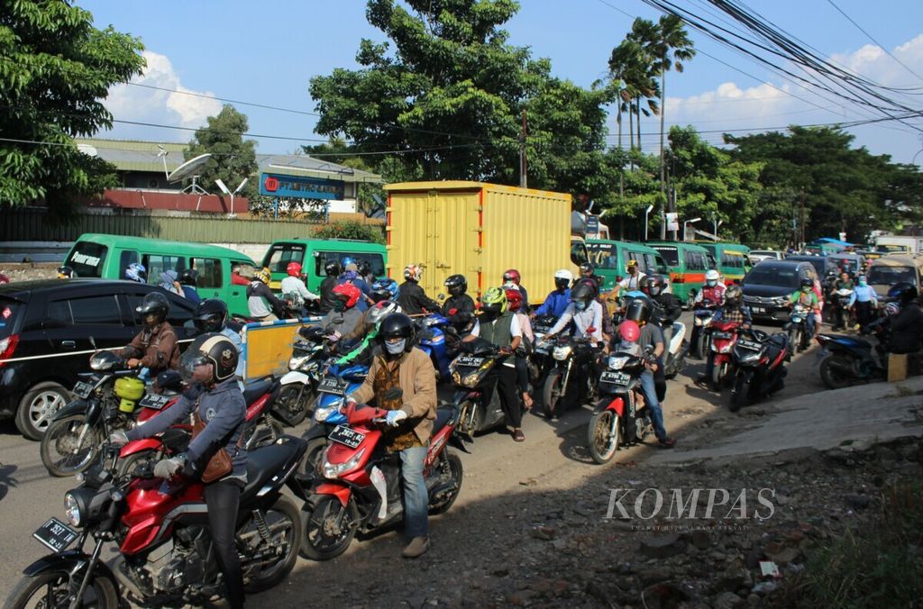 Lalu lintas di Jalan Raya Dayeuhkolot, Kabupaten Bandung, Jawa Barat, macet saat jam pulang pekerja pabrik, Kamis (23/4/2020) sore.