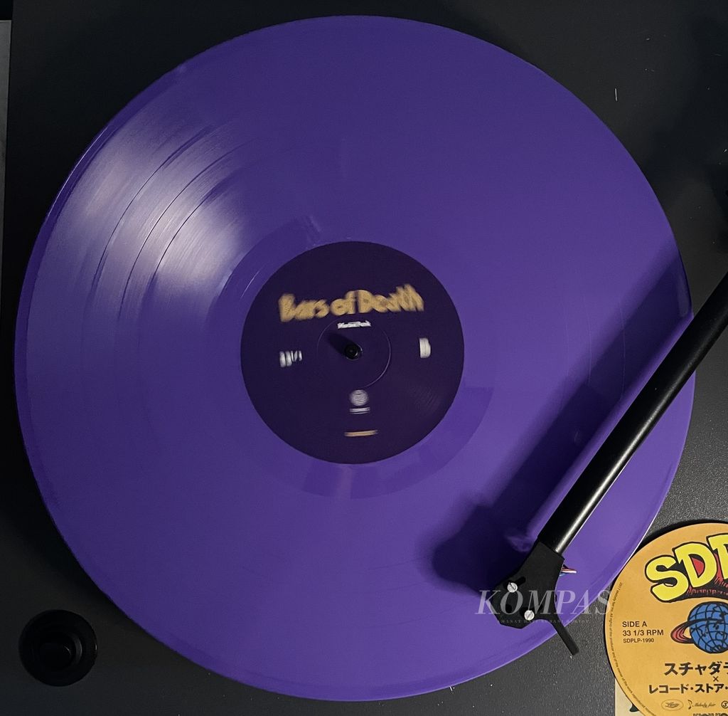 Cakram vinil berwarna ungu album <i>Morbid Funk</i> dari trio hip-hop Bars of Death. Album bertema sosial-politik ini memuat 10 lagu dengan durasi total sekitar 41 menit. Lagu "A.C.A.G" dan "Tak Ada Garuda di Dadaku" adalah nomor andalannya.