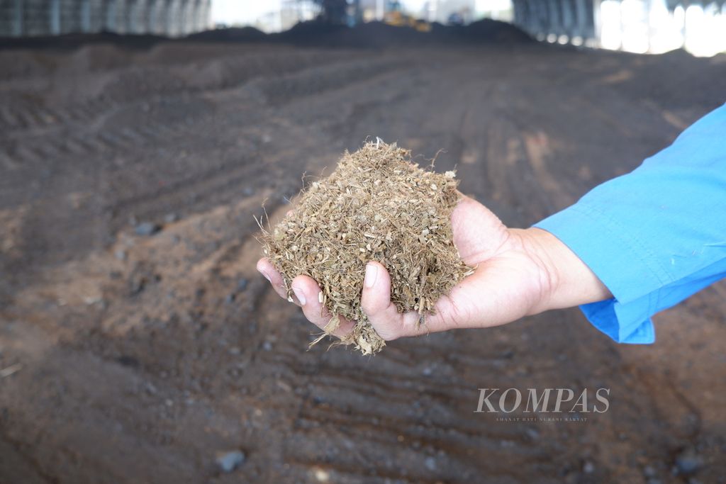 Campuran batubara dengan sampah (SRF) ditunjukkan di area <i>coal yard </i>Pembangkit Listrik Tenaga Uap (PLTU) Jeranjang di Desa Taman Ayu, Kecamatan Gerung, Kabupaten Lombok Barat, Nusa Tenggara Barat, Senin (11/10/2021). Sejak akhir 2020, PLN UIW NTB mulai mendorong penggunaan biomassa, seperti sampah dan serbuk kayu, sebagai substitusi batubara di PLTU Jeranjang. Sayangnya, pasokan biomassa masih terbatas, bahkan belum mampu memenuhi kebutuhan 3 persen (sekitar 45 ton) semua unit pembangkit PLTU Jeranjang yang berkapasitas 3 x 25 MW.