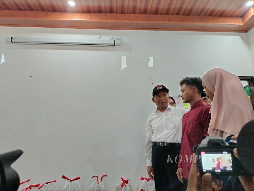 Menko PMK Muhadjir Effendy berdialog dengan pasangan anak yang berencana akan menikah di Kabupaten Temanggung, Jawa Tengah, Selasa (8/11/2022).