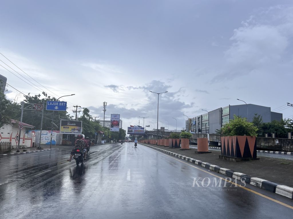 Salah satu jalan utama di Makassar, Jalan AP Pettarani, tampak lengang, Selasa (9/4/2014). Sore. Biasanya jalur ini selalu macet.