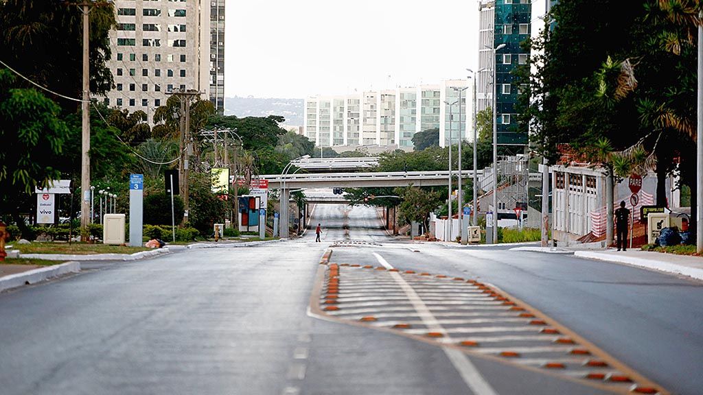 Ruas jalan di ibu kota Brasilia, Brasil, yang  sepi  saat berlangsung laga pembuka Piala Dunia, 12 Juni 2014