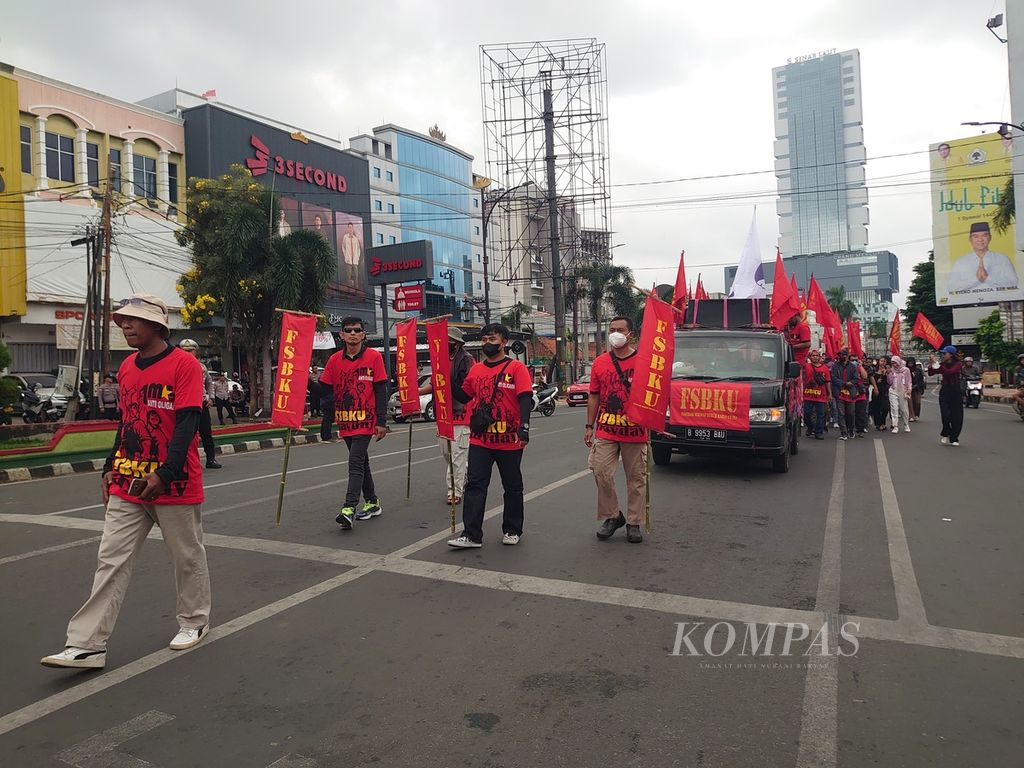 Para buruh menggelar aksi berjalan kaki dan unjuk rasa untuk memperingati Hari Buruh Internasional di Bandar Lampung, Lampung, Rabu (1/5/2024). 