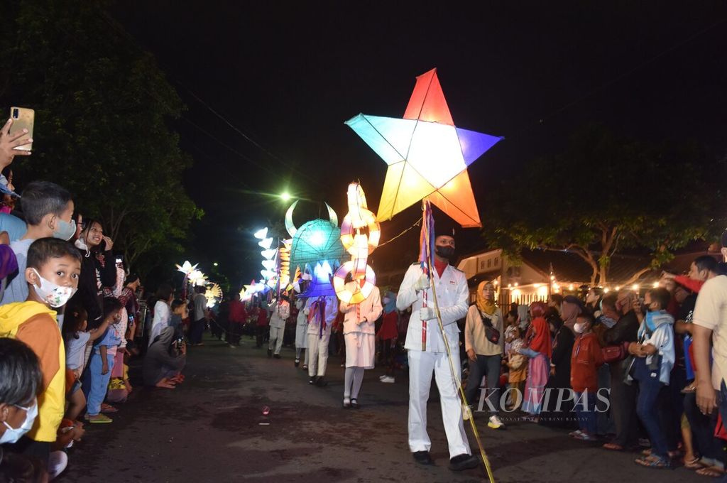 Lentera bertema lambang sila dalam Panasila dibawa saat Pawai Lentera yang merupakan rangkaian acara Grebeg Pancasila untuk memperingati Hari Lahir Pancasila, Kota Blitar, Jawa Timur, Selasa (31/5/2022). 