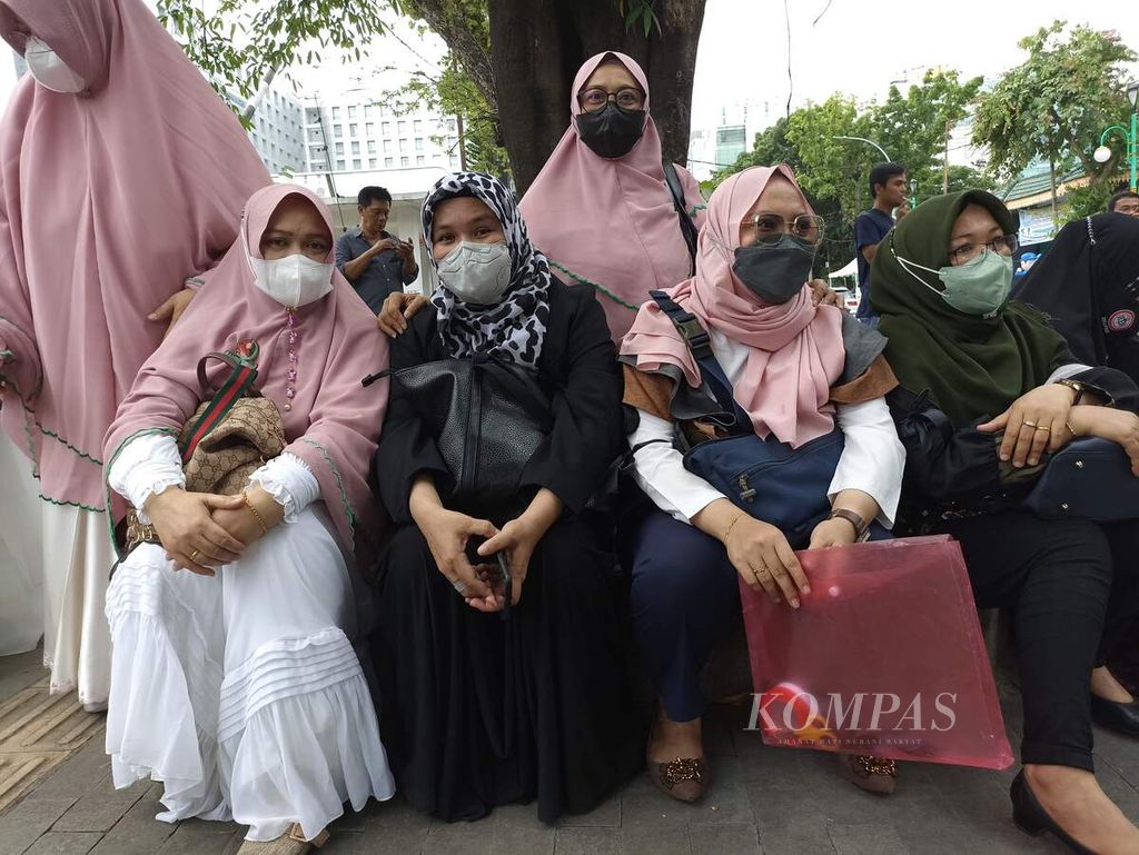 Para dokter berunjuk rasa di depan Pengadilan Negeri Medan, Sumatera Utara, Selasa (14/6/2022). Mereka meminta vaksinator Covid-19 dokter TGA dibebaskan dari dakwaan dalam kasus vaksinasi kosong.