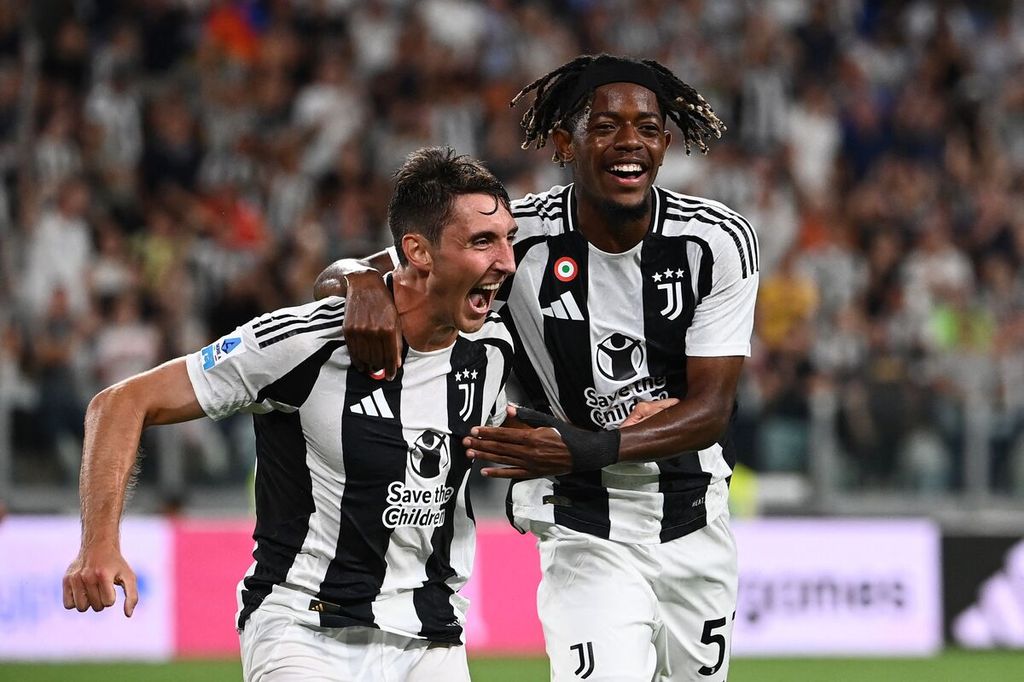 Bek Juventus Andrea Cambiaso (kiri) dan striker Samuel Mbangula merayakan gol ke gawang Como pada laga Serie A di Stadion Allianz, Turin, Selasa (20/8/2024) dini hari WIB. Juventus menang telak, 3-0.