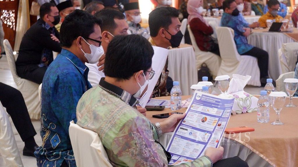 Para kepala daerah kabupaten/kota di Kalimantan Selatan mengikuti rapat koordinasi pemberantasan korupsi terintegrasi untuk mewujudkan pemerintah daerah se-Kalimantan Selatan yang transparan, akuntabel, dan bebas dari korupsi di Gedung Mahligai Pancasila, Banjarmasin, Kamis (17/3/2022).