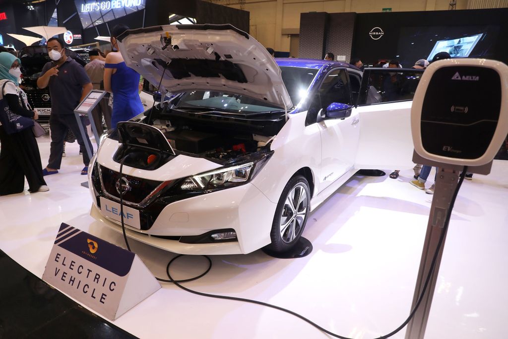 Mobil listrik Nissan Leaf yang dipamerkan dalam pameran otomotif Gaikindo Indonesia International Auto Show (GIIAS) 2021 di ICE BSD, Tangerang, Banten, Minggu (21/11/2021). Pelbagai jenis mobil listrik dipamerkan sejumlah pabrikan kendaraan pada pameran ini. 