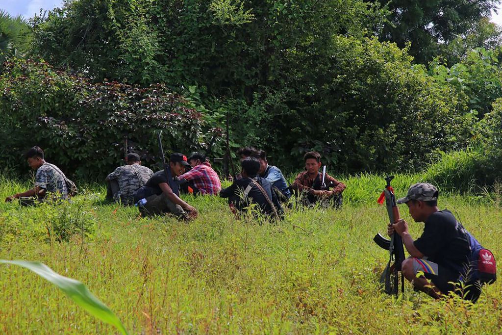 Foto yang diambil pada bulan Agustus 2022 memperlihatkan sejumlah lelaki memegang senjata, yang merupakan bagian dari kelompok perlawanan antikudeta militer, tengah beristirahat di sebuah lokasi di sekitar wilayah Sagaing. Laporan UNOCHA yang dirilis 1 Oktober 2022 menyebut sekitr 1,3 juta warga Myanmar saat ini berstatus sebagai pengungsi (IDP).