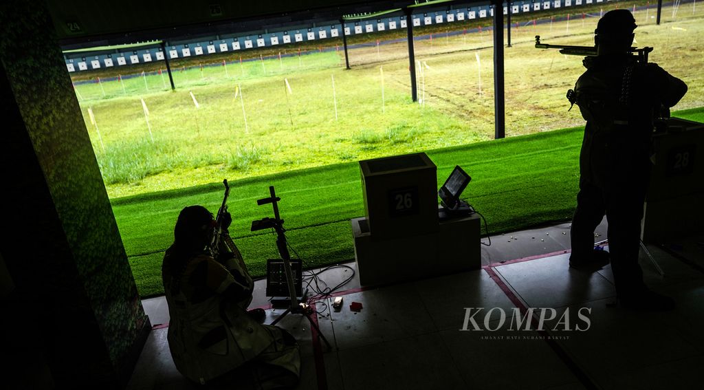 Beberapa petembak nasional mengikuti latihan nomor senapan pada pelatnas SEA Games Vietnam 2021 di Lapangan Tembak Senayan, Jakarta, Kamis (21/4/2022). SEA Games Vietnam 2021 menjadi ujian bagi hasil pembinaan tim menembak Indonesia tiga tahun terakhir. 