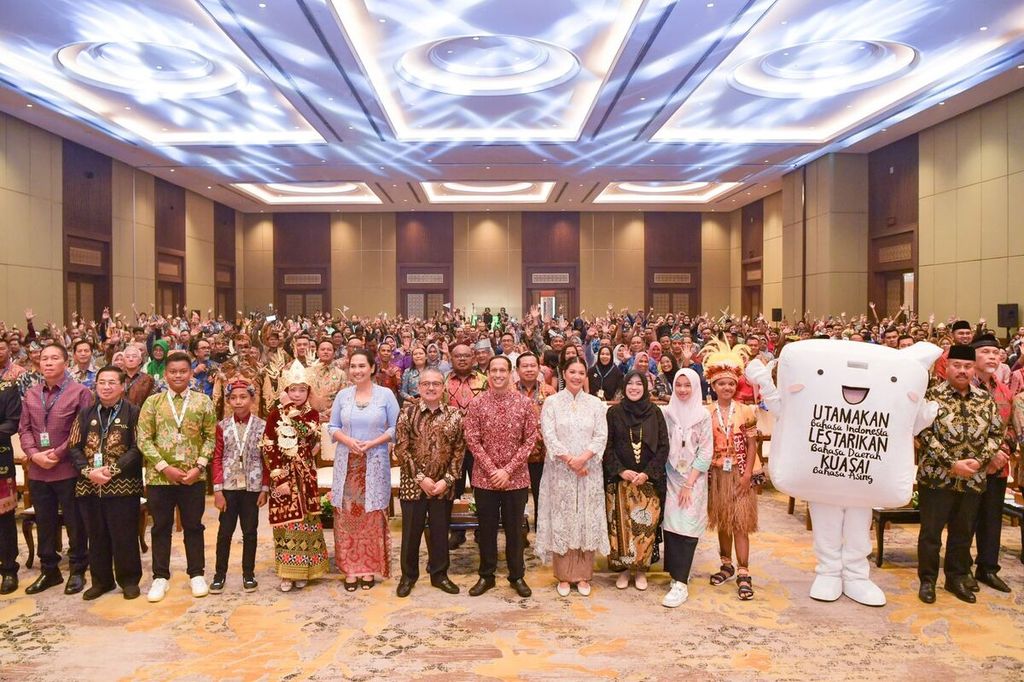 Menteri Pendidikan, Kebudayaan, Riset, dan Teknologi Nadiem Anwar Makarim berfoto bersama pelajar, guru, dan perwakilan pemerintah daerah yang terlibat dalam revitalisasi bahasa daerah seusai pembukaan Festival Tunas Bahasa Ibu di Jakarta, Kamis (2/5/2024). Festival ini memfasilitasi pelajar untuk tertarik dan bangga berbahasa daerah karena talenta ini diakui sebagai prestasi.