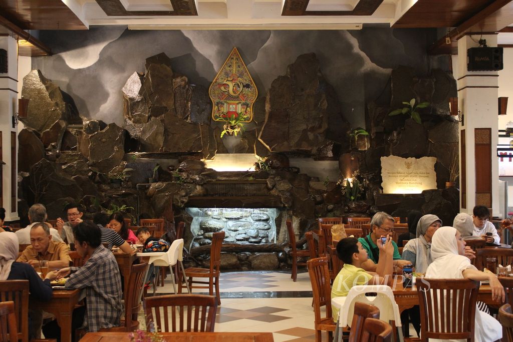 Suasana restoran khas Sunda Sindang Reret di Kota Bandung, Jawa Barat, Rabu (27/12/2023). Restoran ini menyajikan ratusan menu yang sebagian besar berasal dari kuliner khas Tatar Sunda. 