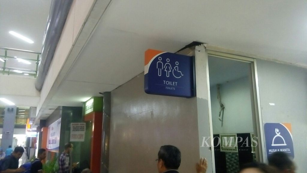 Kondisi fasilitas toilet umum di Stasiun Gambir, Jakarta, beberapa waktu lalu.