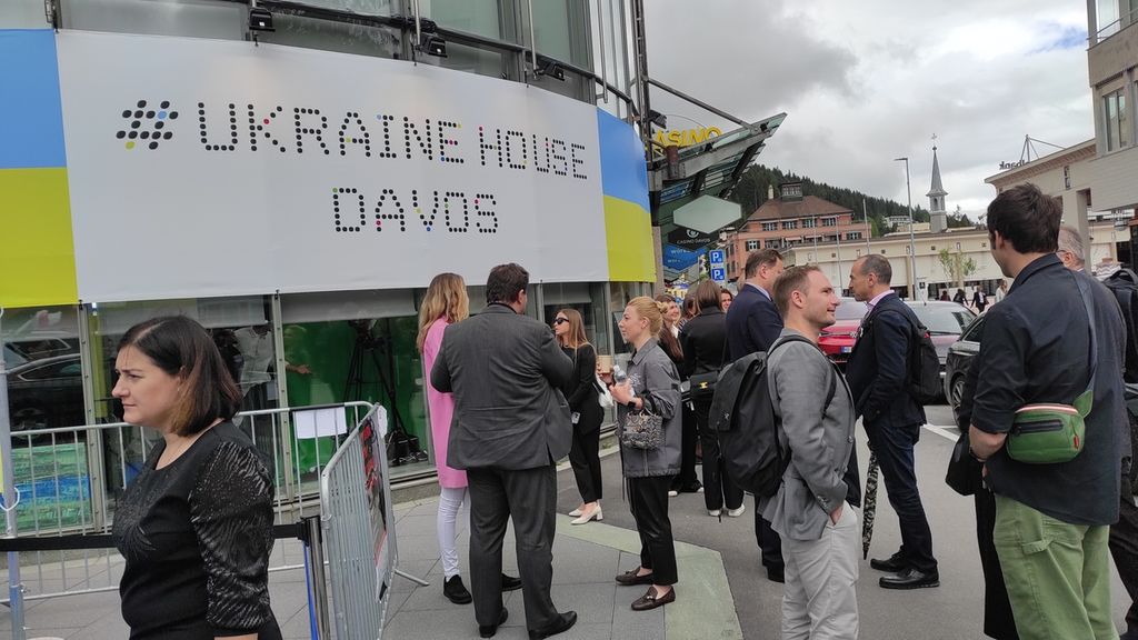 Pengunjung memadati depan paviliun Ukraine House Davos, paviliun Ukraina di acara Pertemuan Tahunan Forum Ekonomi Dunia 2022. Foto diambil Rabu (25/5/2022).