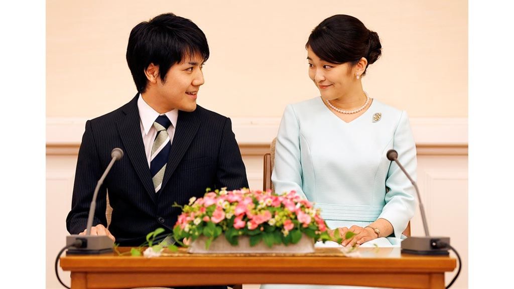 Putri Mako, putri tertua Pangeran Akishino dan Putri Kiko, duduk memandang calon tunangannya, Kei Komuro, dalam sebuah konferensi pers pada 3 September 2017 di Akasaka, Tokyo. Dalam konferensi pers itu, mereka mengumumkan rencana pertunangan mereka.