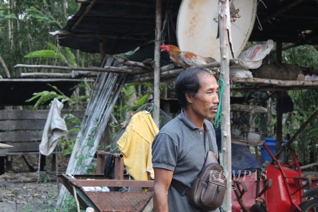Piter (59), paman korban Gijik, warga Desa Bangkal, Kecamatan Seruyan Raya, Kabupaten Seruyan, yang tewas ditembak dalam unjuk rasa di perkebunan sawit di desanya. Piter berharap penembak keponakannya itu bisa ditangkap, Rabu (11/10/2023).